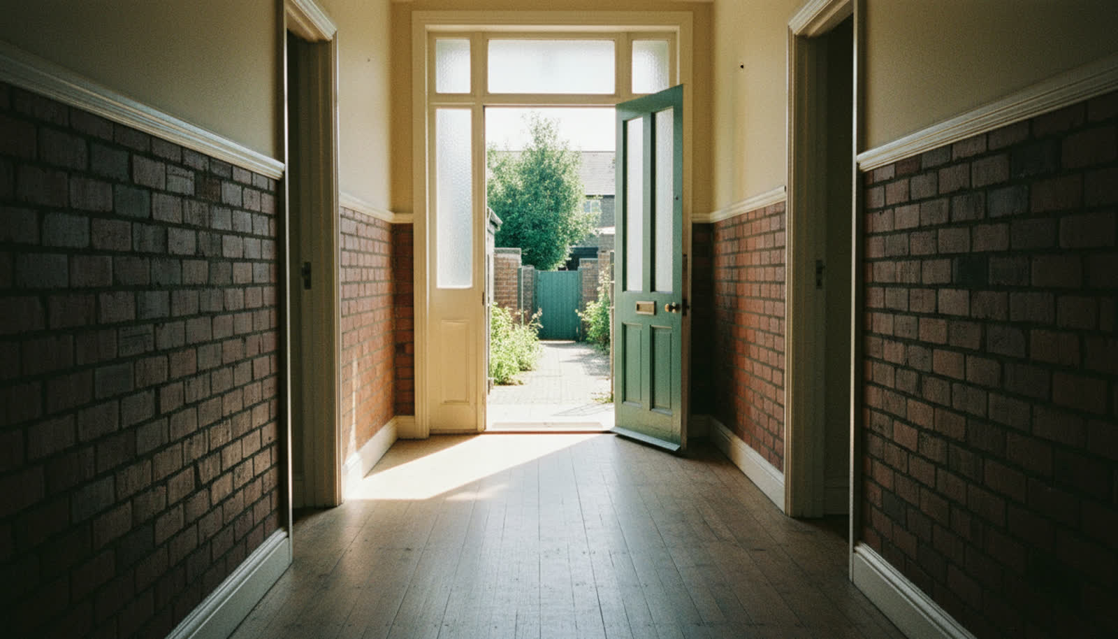 How long does it take to sell a house in England?